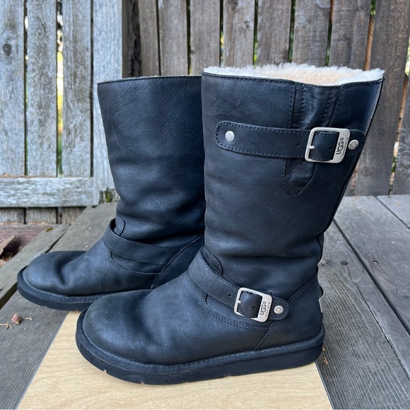 UGG Wm’s Kensington Black Leather Shearling Lined Buckle Boot In Sz 8 - Picture 2 of 15